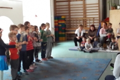 Bábjelenetek-Bölcsisek figyelik az Aprófalva csoport előadását