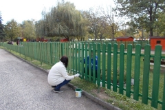 Kerítés festés szülői segítséggel (1)