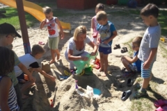 Nyári udvari élet (2)