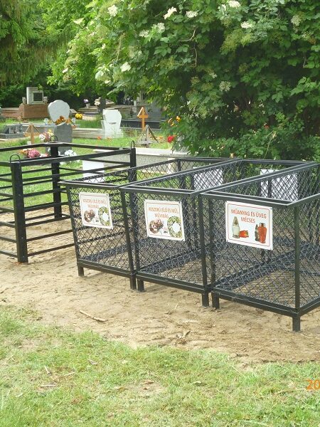 Új szelektív hulladékgyűjtők a katolikus temetőben