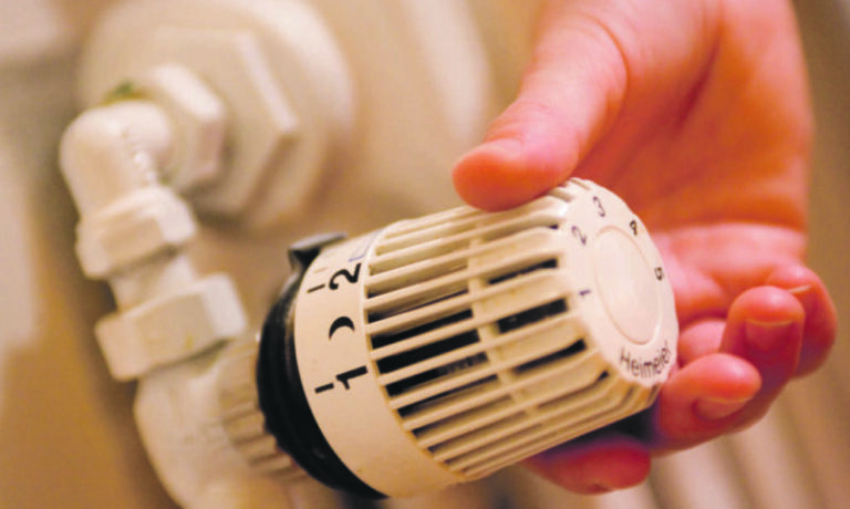 Teplo , zlacnenie tepla , vykurovanie , radiátor , ilustračné foto.